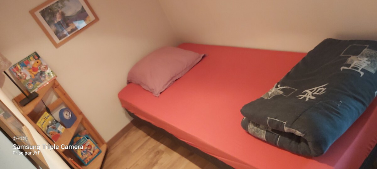 Chambre 2 pl, alcôve 2 pl+ sdb et wc privés.