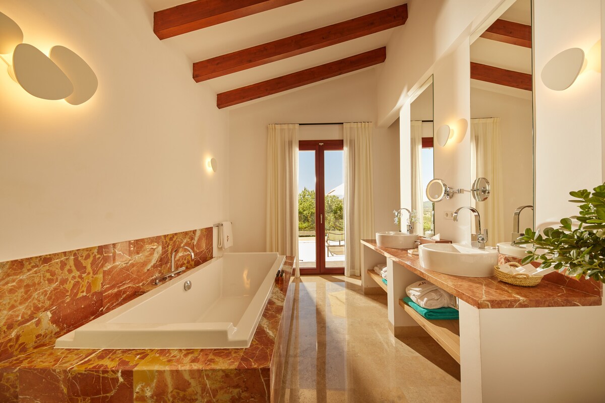 Villa RUBY by Cap Vermell Estate, Luxury & Pool