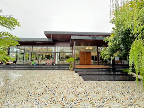 Huge Pool Villa with Private Lake 3+1BR/10 Guests