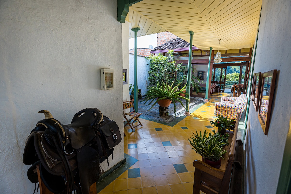 Casa señorial en el pueblo, tradición comodidad