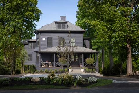 Nomadic Manor - Boston in minutes!