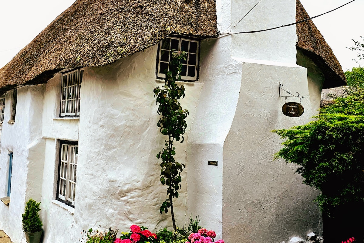 Boutique Romantic Thatched Salt Path Cottage