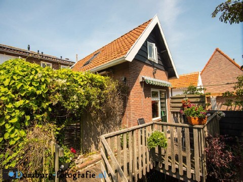 Domburg aan Zee的温馨小屋