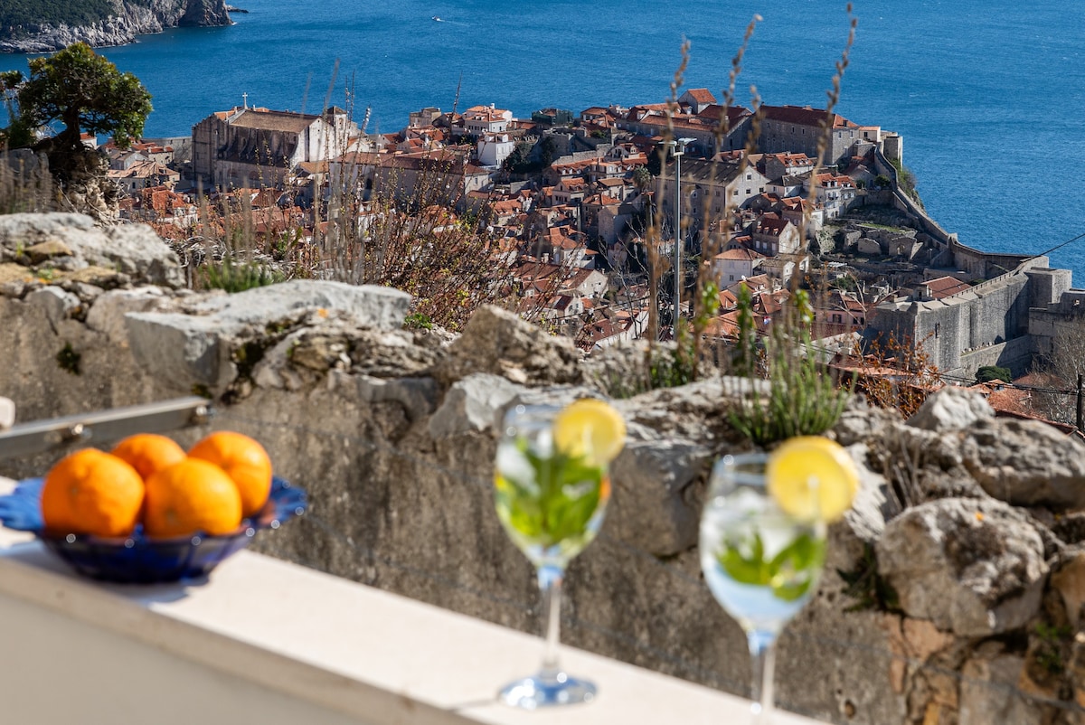 Orange ap with a view of the Old Town  and the sea