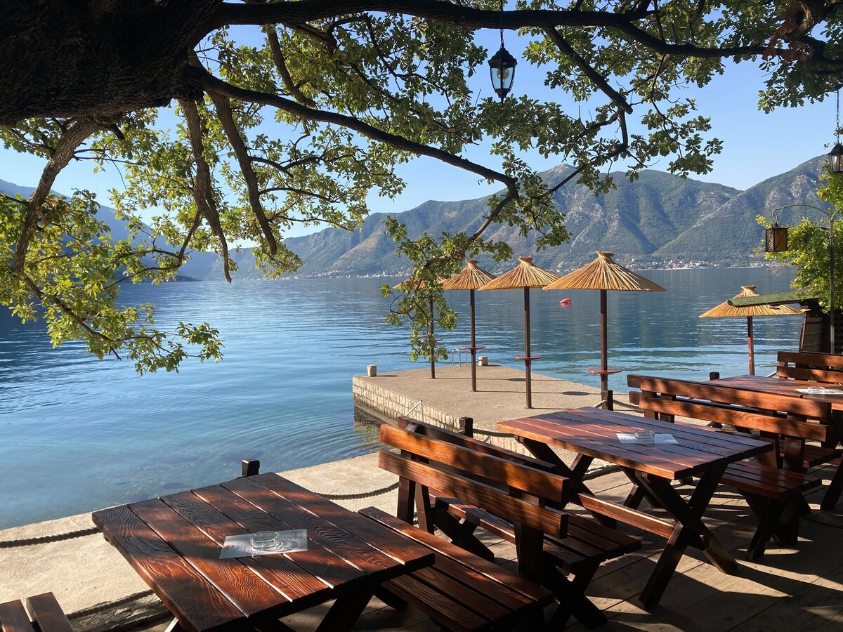 靠近海滩的科托尔湾全景