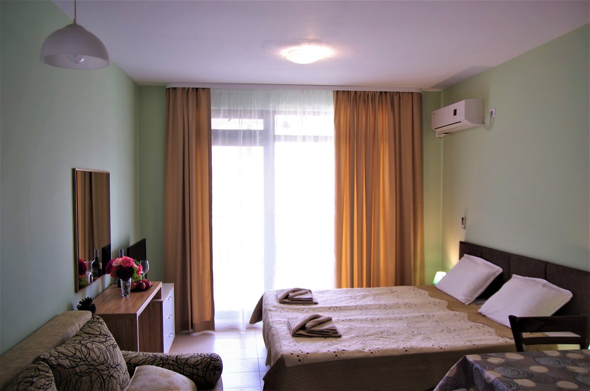 舒适的单间公寓，绿色生活度假村，索佐波尔（ Sozop