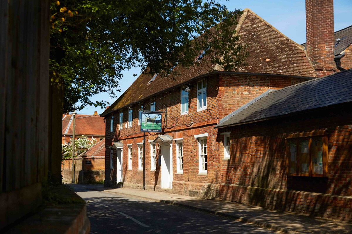 The Greyhound Inn的套房，靠近Wantage