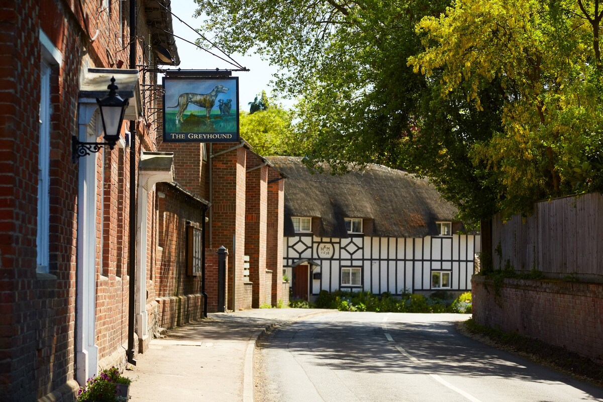 The Greyhound Inn的套房，靠近Wantage