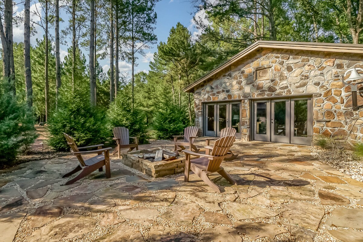 Spacious Modern Lodge on 350 acres near Tuscaloosa