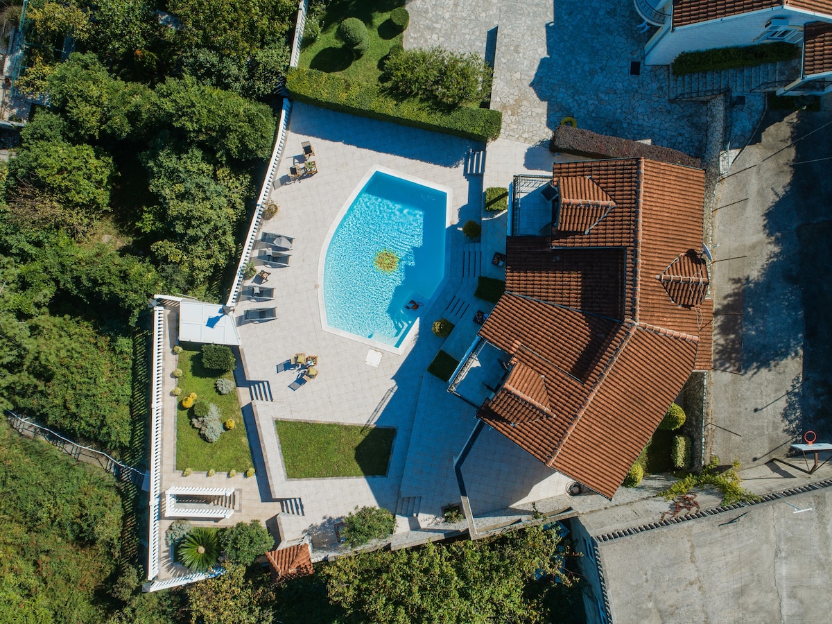 Villa Me Gusto配备海景泳池和按摩浴缸