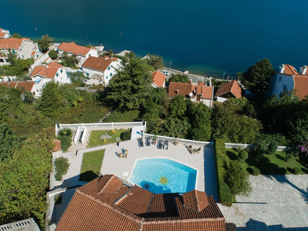 Villa Me Gusto配备海景泳池和按摩浴缸