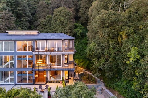 StayVista at Twilight Perch w/ BBQ, Bonfire, Lawn