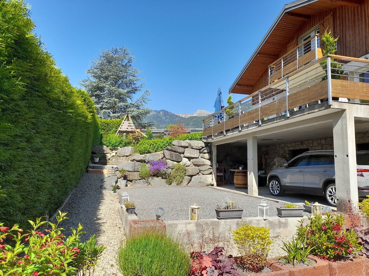 Maison familiale avec piscine et vue montagnes