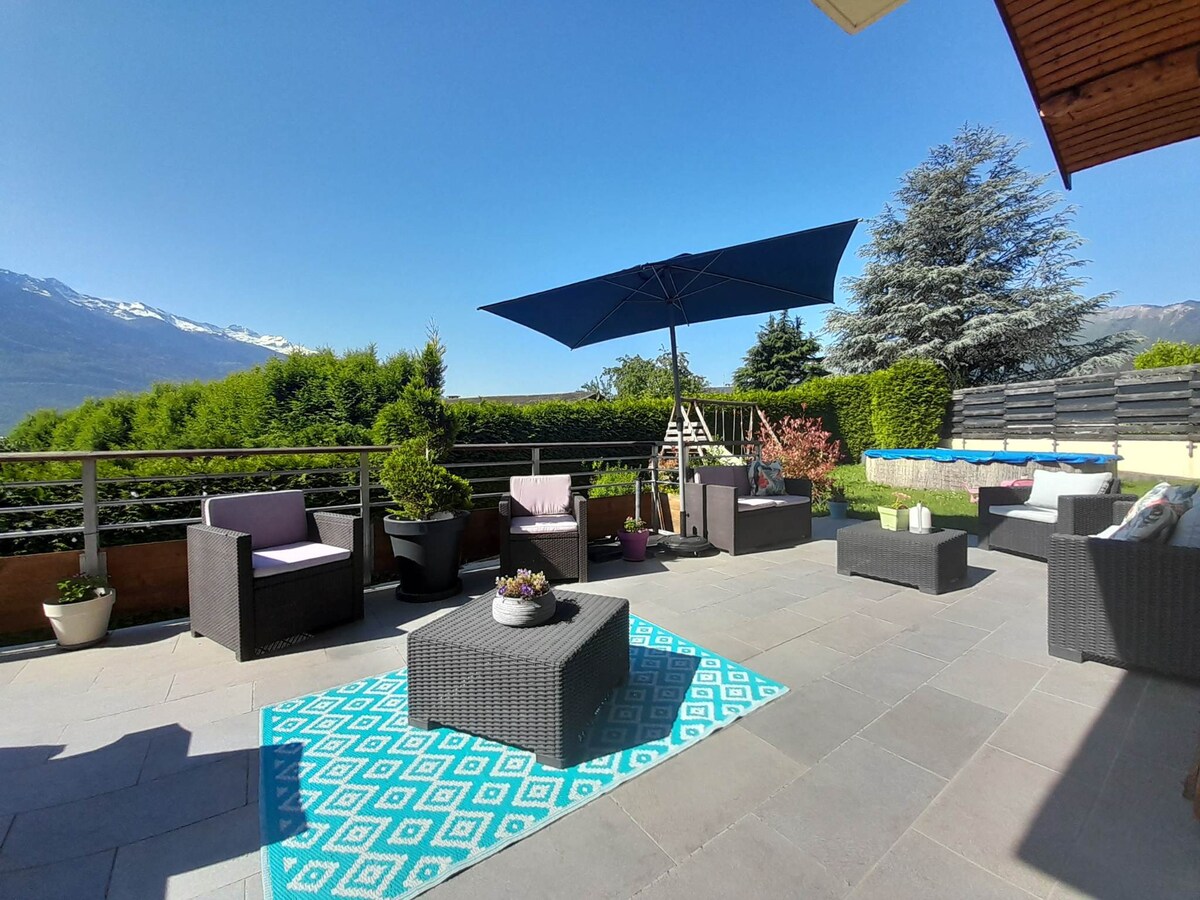 Maison familiale avec piscine et vue montagnes