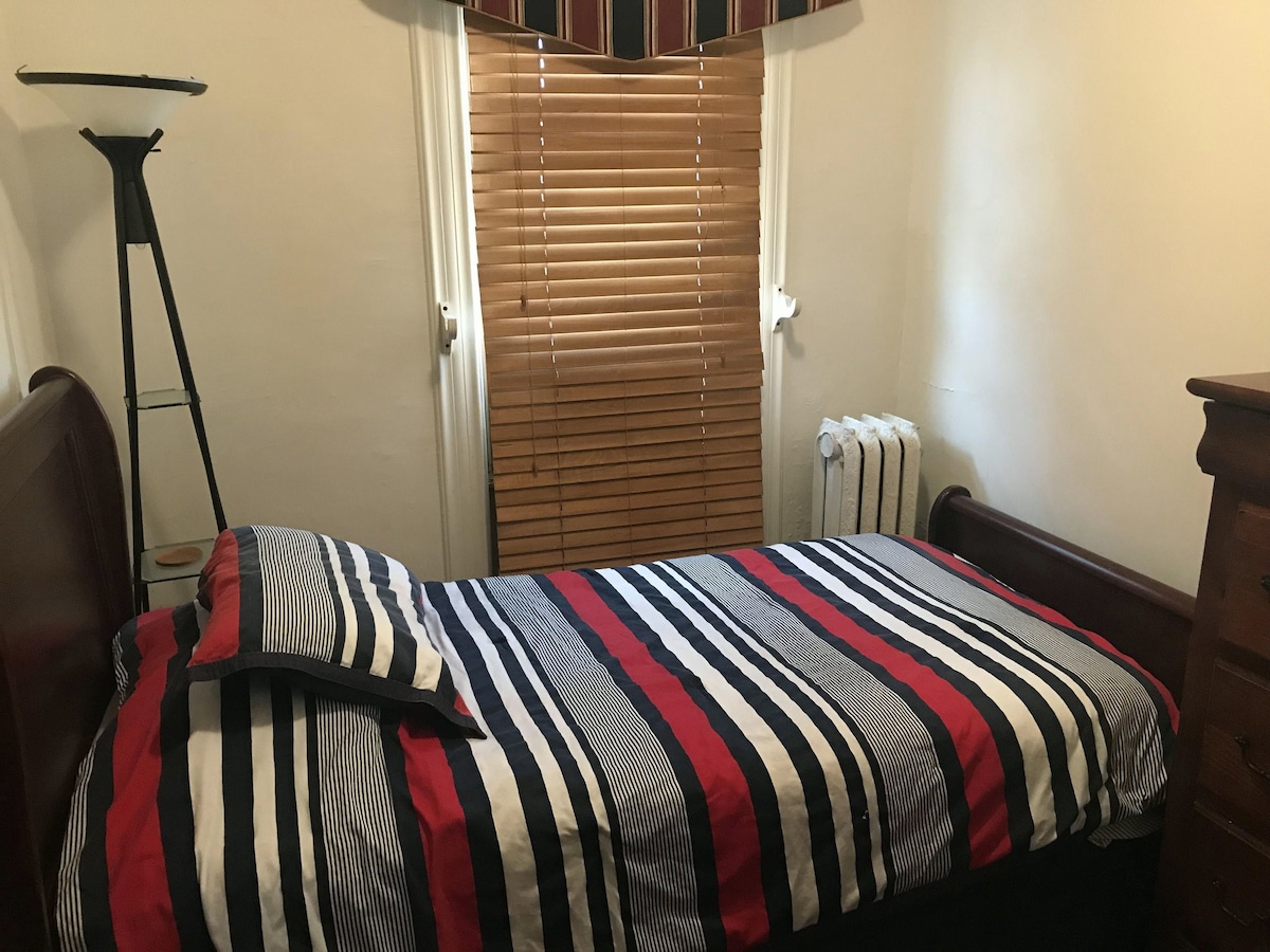 三色房间|带梳妆台和空调的单人床
