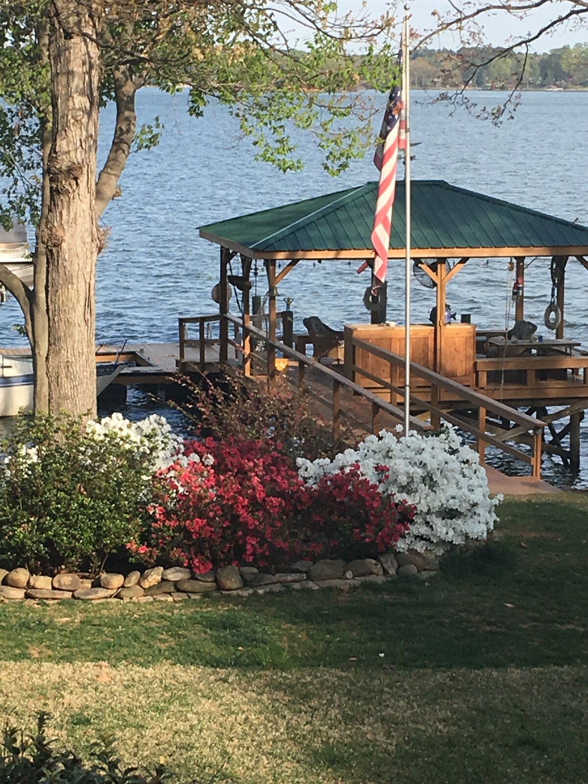 Peaceful & Private Suite & Dock @ LKN Main Channel