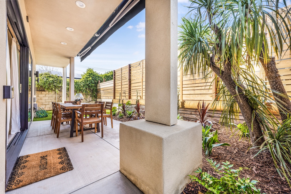 Luxe Modern House + Patio in PB, 1 mile to Beach