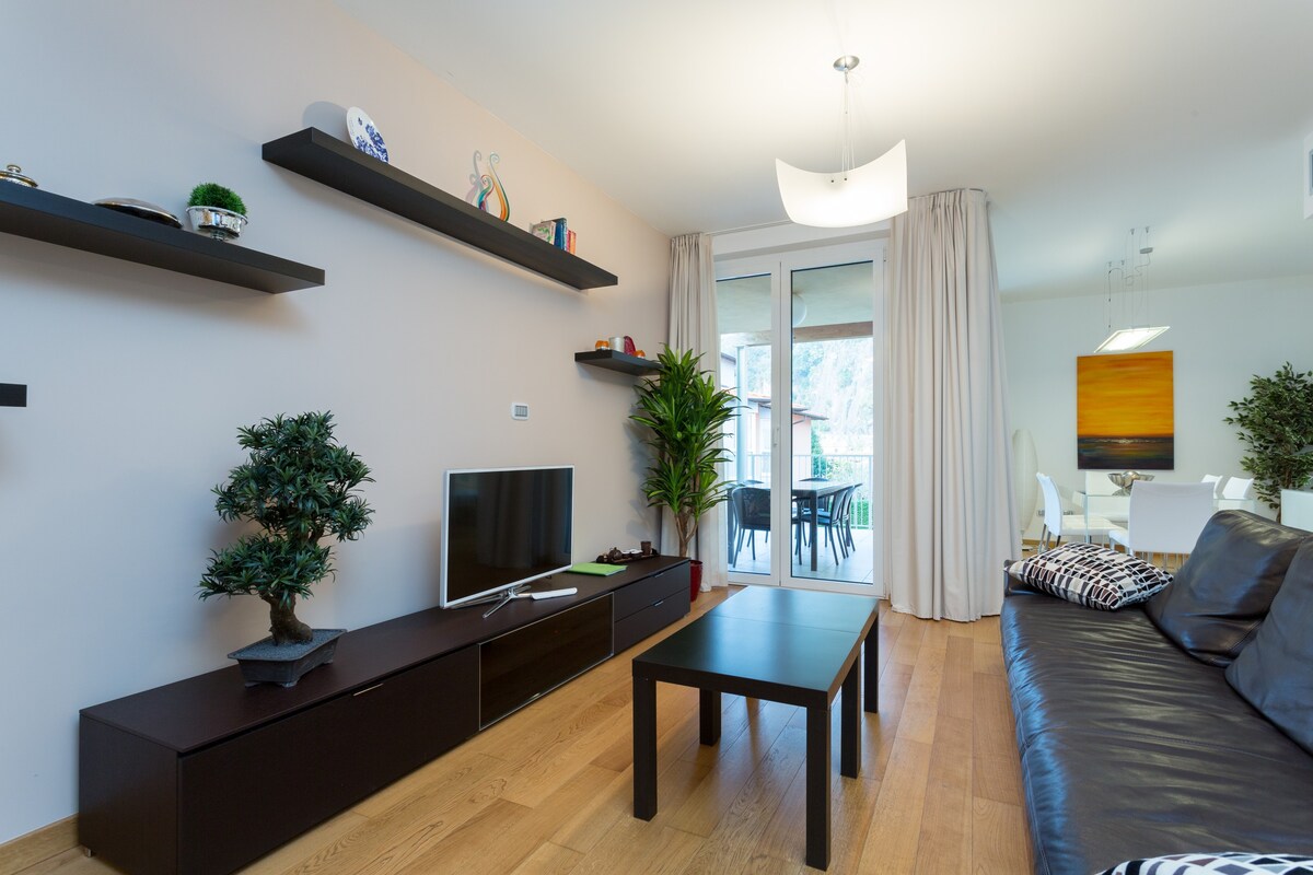B201: 2 bedrooms apartment with lateral lake view