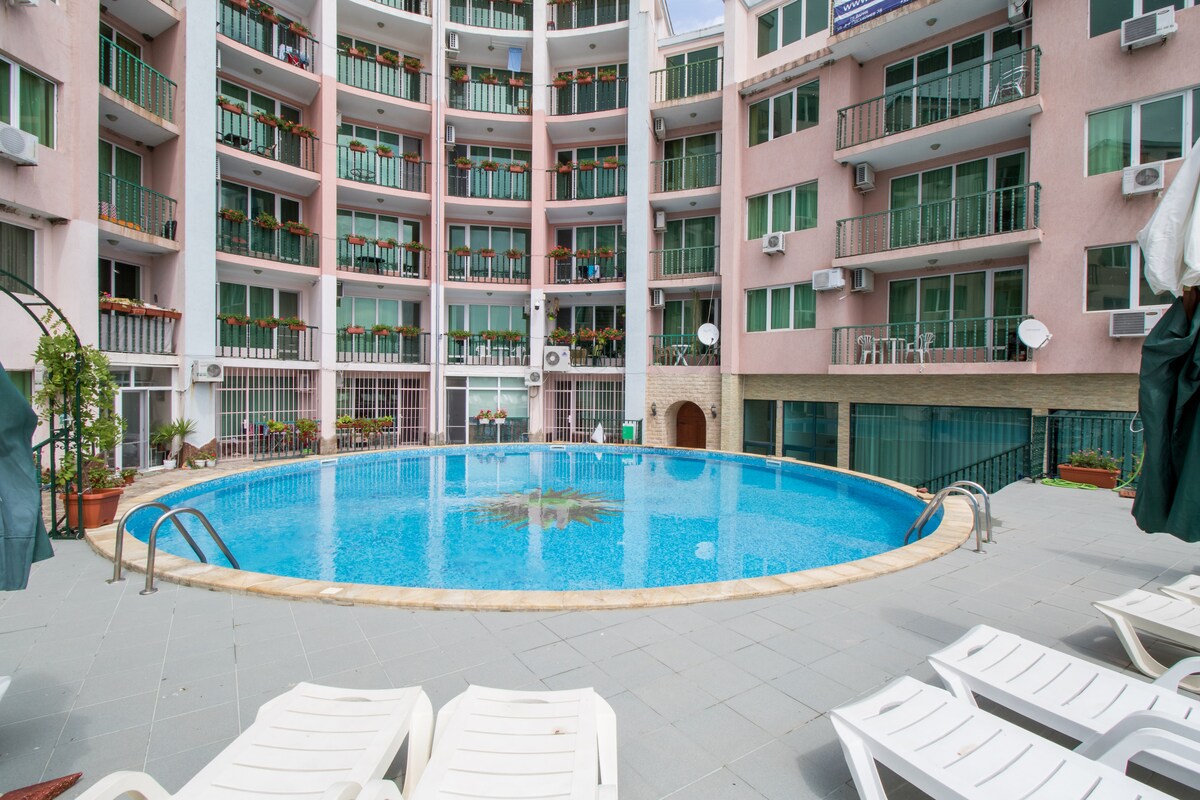 Stylish 2BR Apt w/Sea View & terrace in Alen Mak