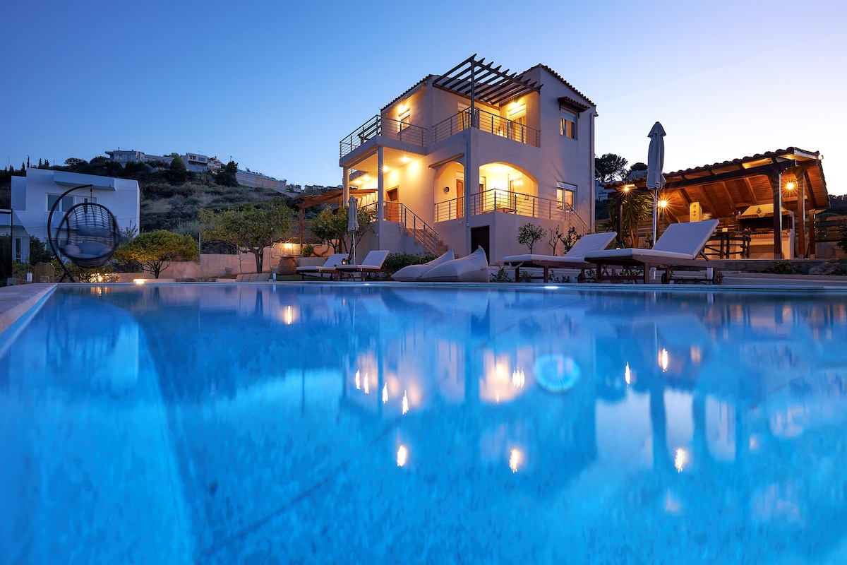 宽敞的别墅，配备私人生态泳池和海景