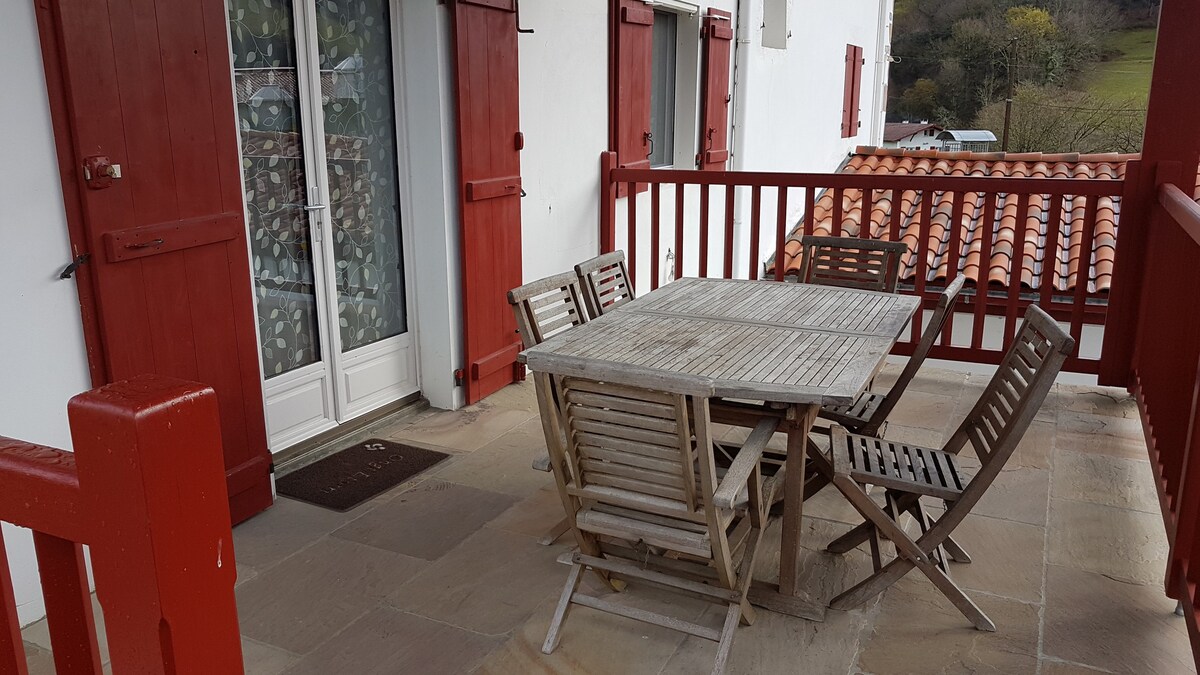 Gite avec terrasse dans une ferme