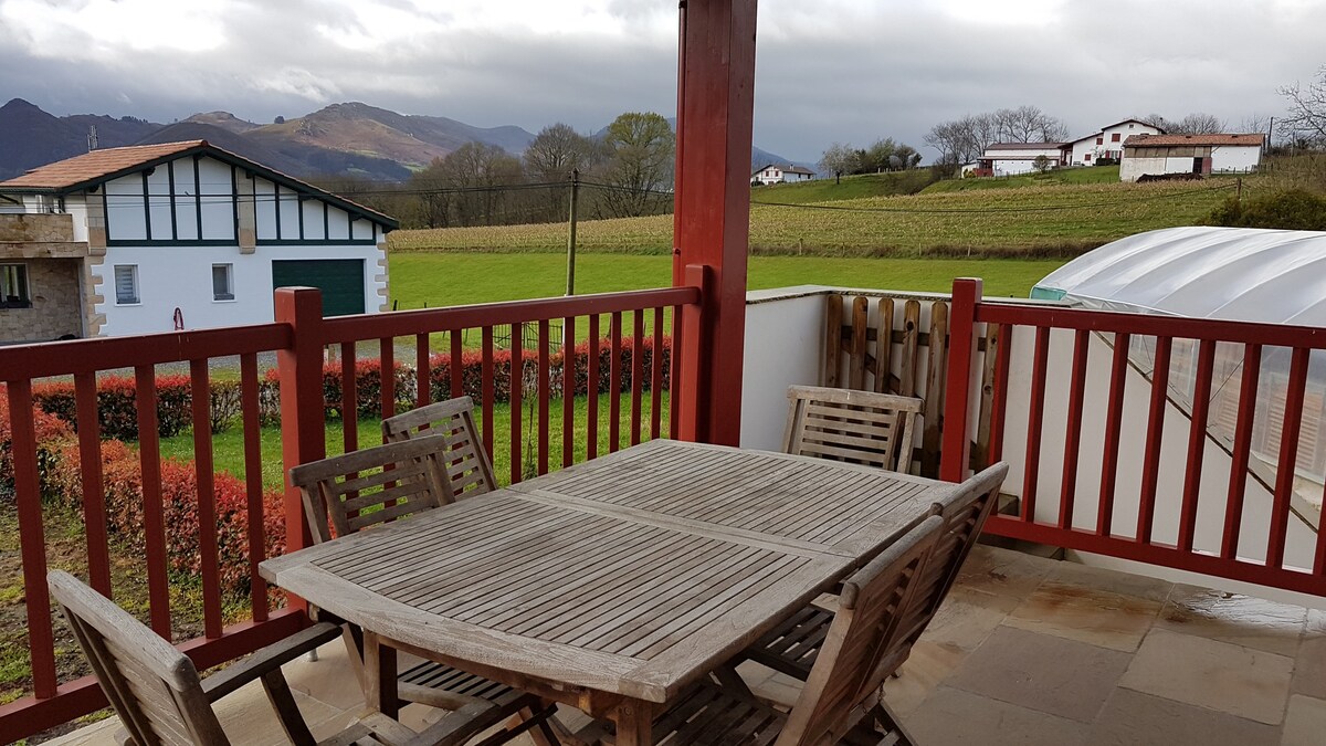 Gite avec terrasse dans une ferme