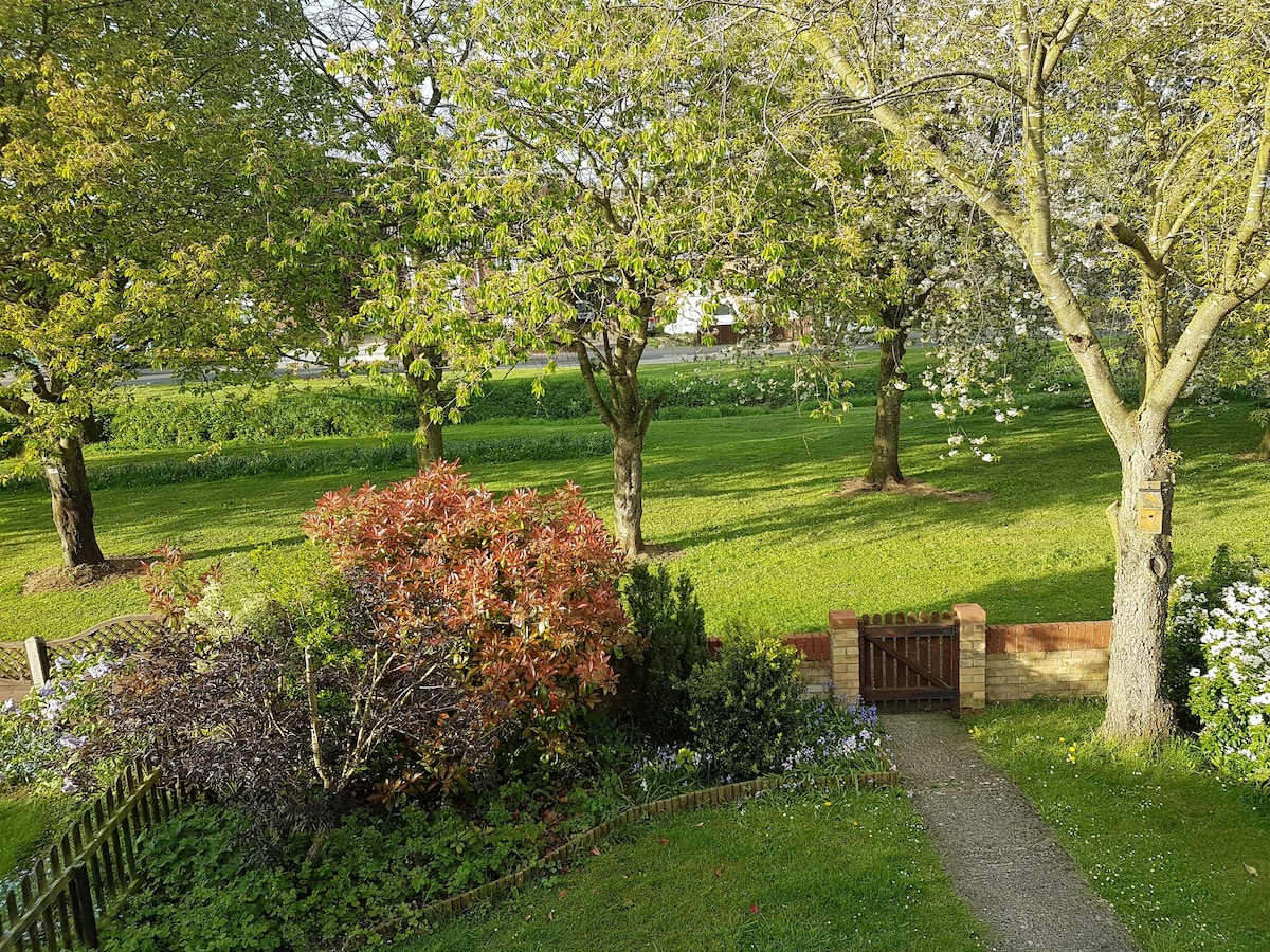 Self-contained annex in a green, quiet area.