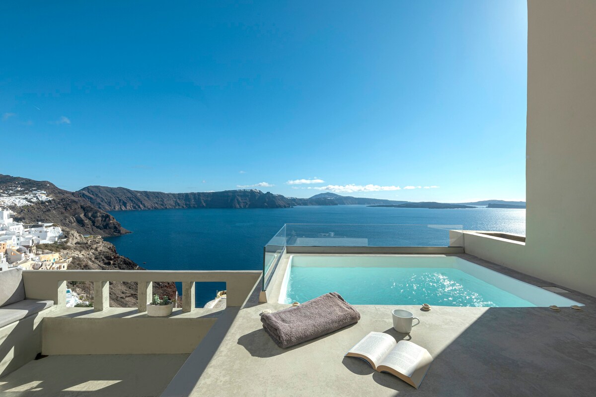 Top Caldera view villa with Hot Tub in Oia