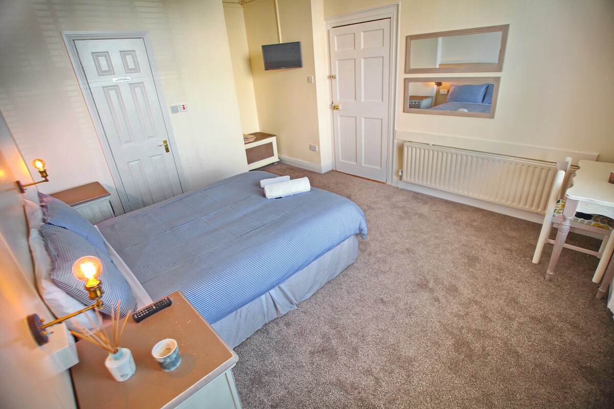 Lovely  Bright Double Ensuite Bedroom.