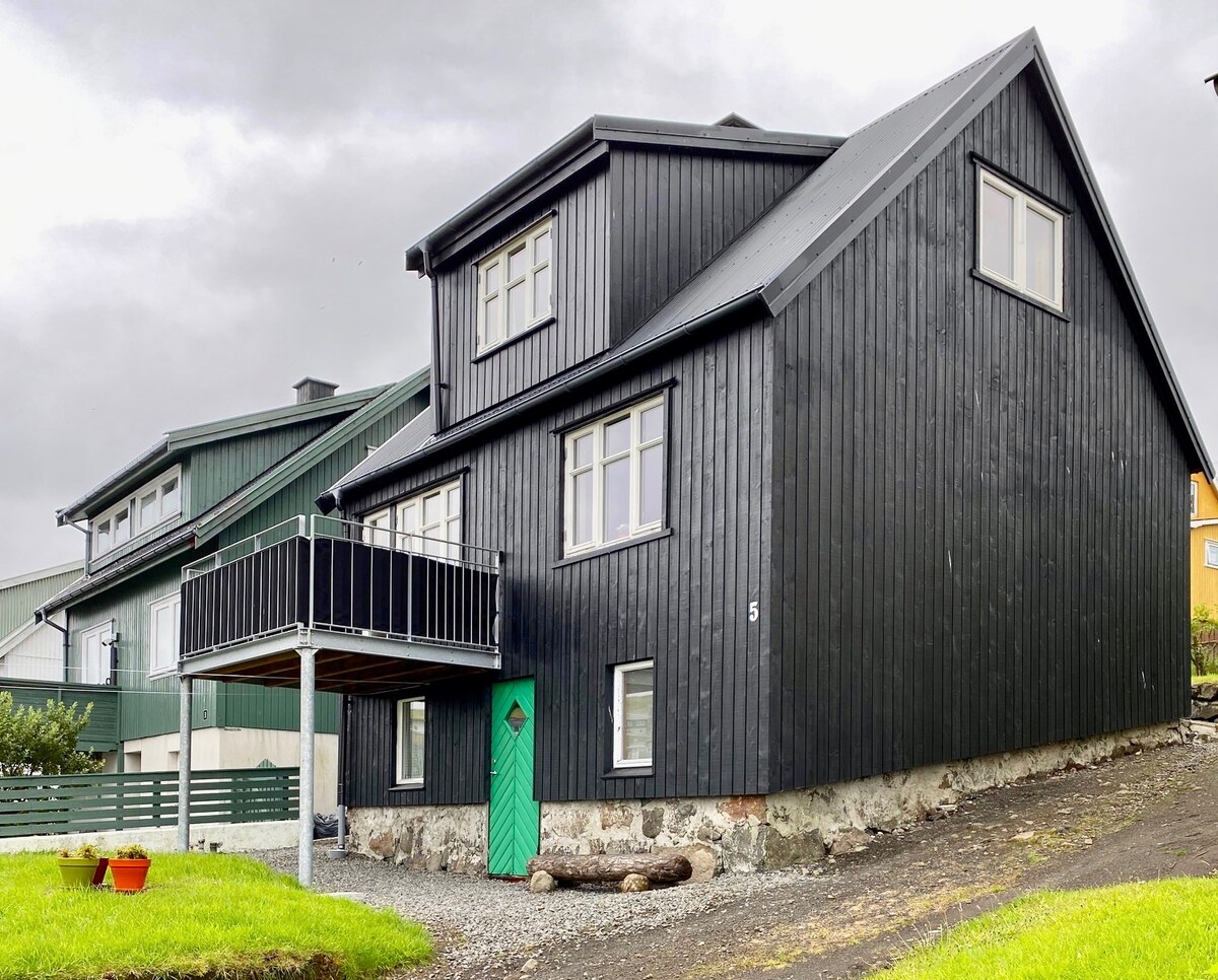 Miðvágur的传统Faroese House