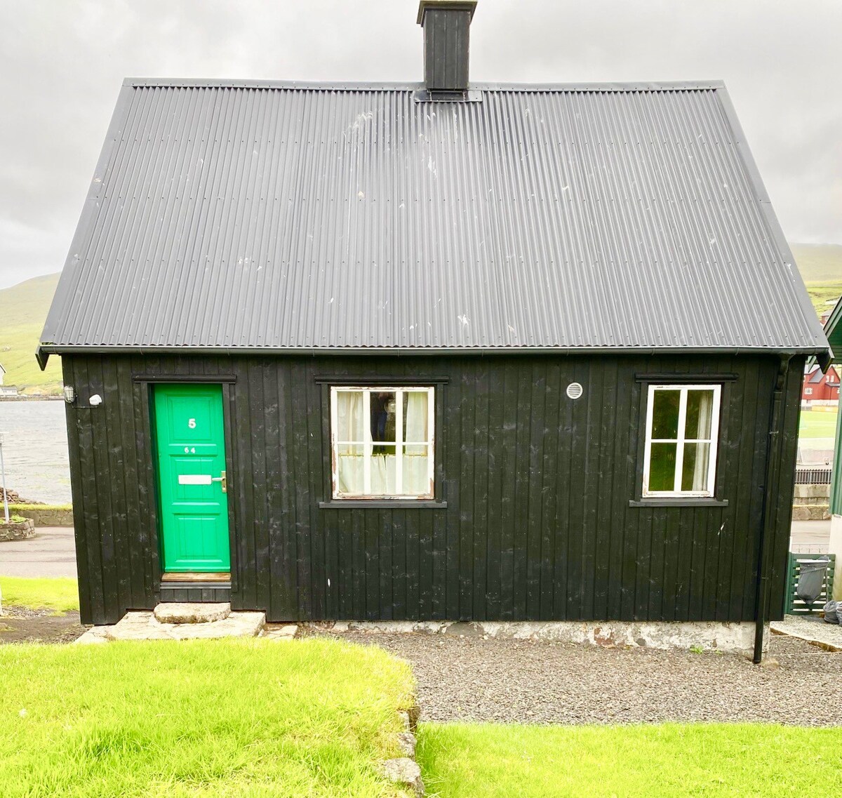 Miðvágur的传统Faroese House