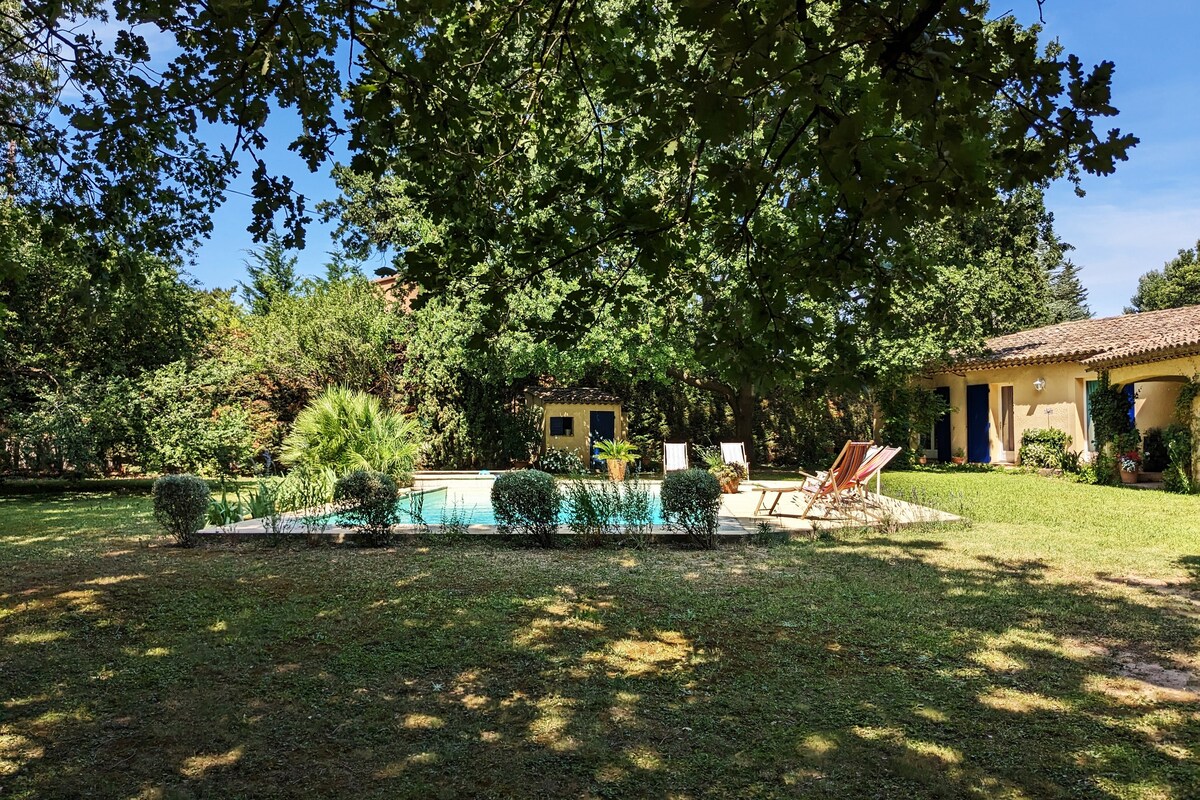 Villa et piscine dans la verdure