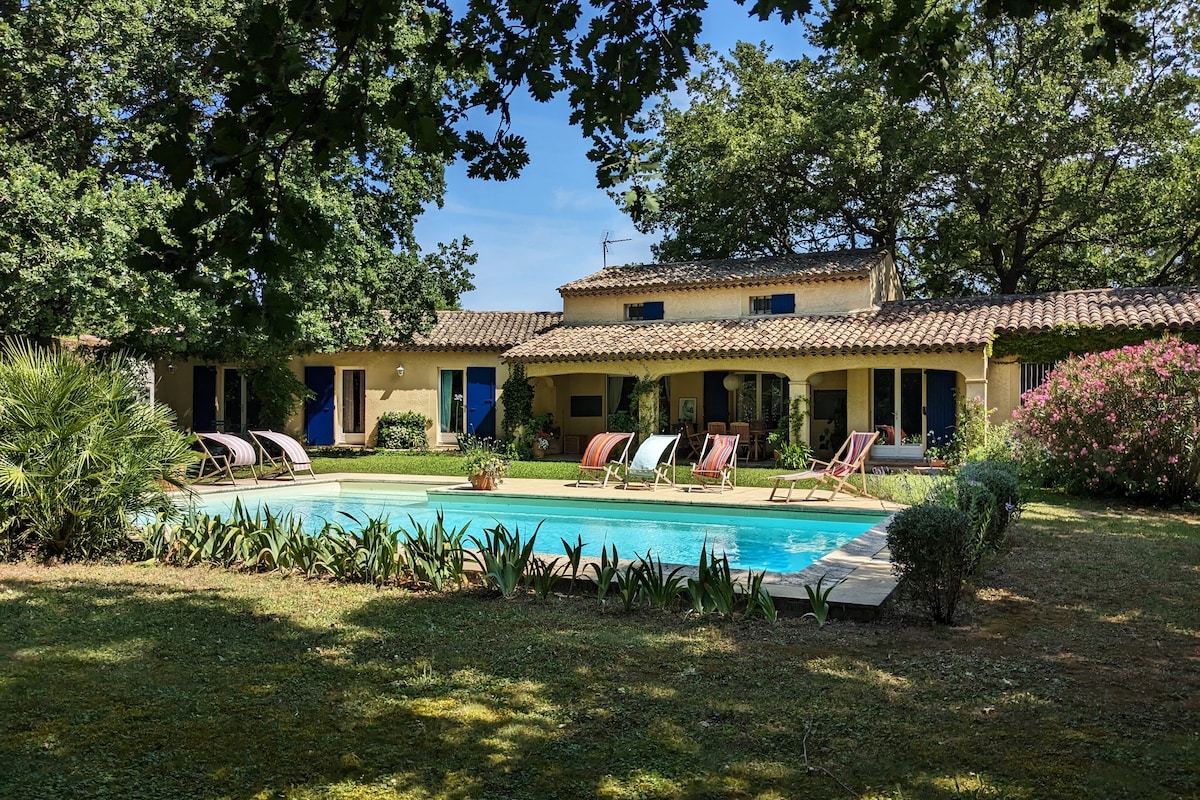 Villa et piscine dans la verdure