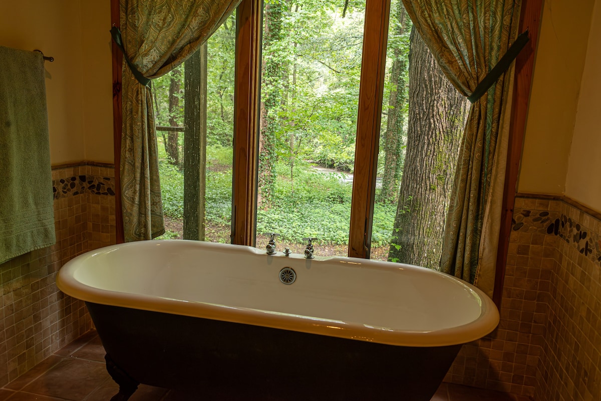 Creeksong, private suite in large green log house