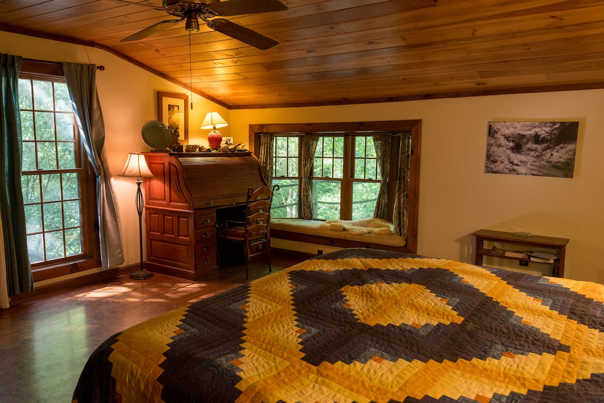 Creeksong, private suite in large green log house
