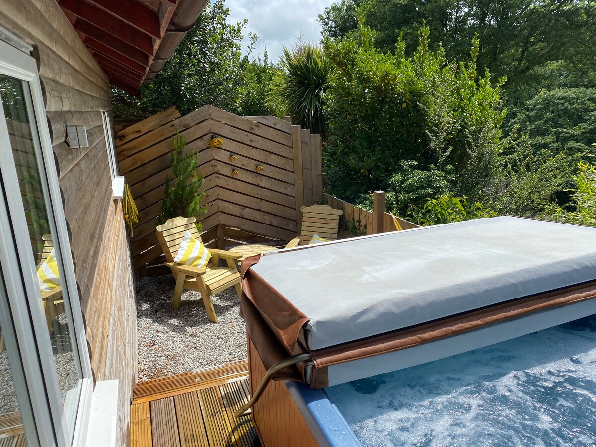 Otter Lodge with Private Hot Tub at Ivyleaf Combe