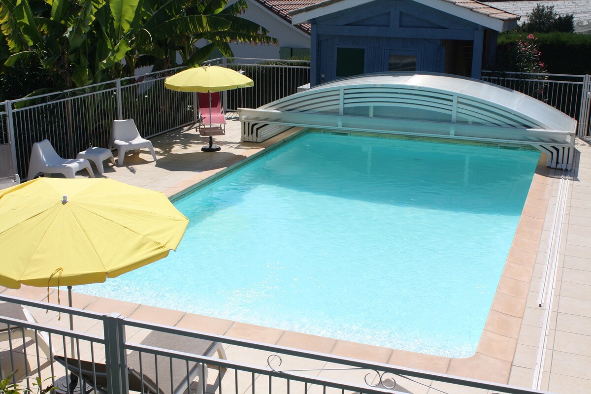 Piscine, salle de jeux, jardin. Gîte climatisé.