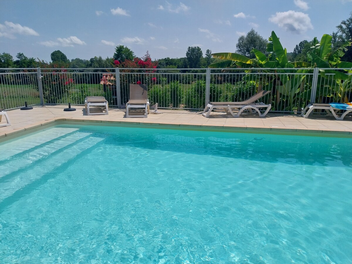 Piscine, salle de jeux, jardin. Gîte climatisé.