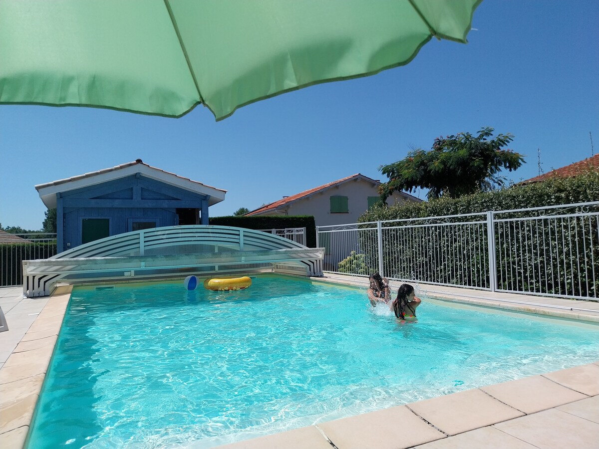 Piscine, salle de jeux, jardin. Gîte climatisé.