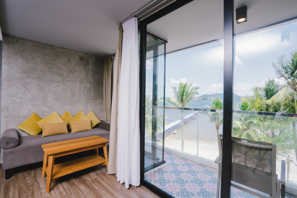 K单间公寓豪华双人床，带浴缸和海景阳台