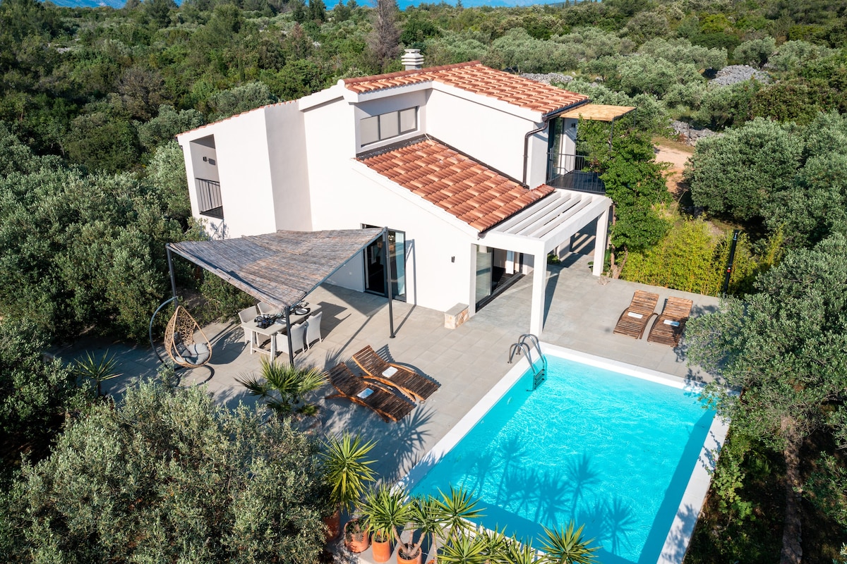 Beautiful Eclectic Villa with Swimming Pool