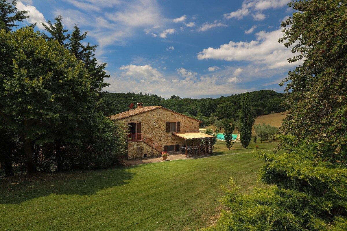 Lovely hillside cottage in the Province of Siena