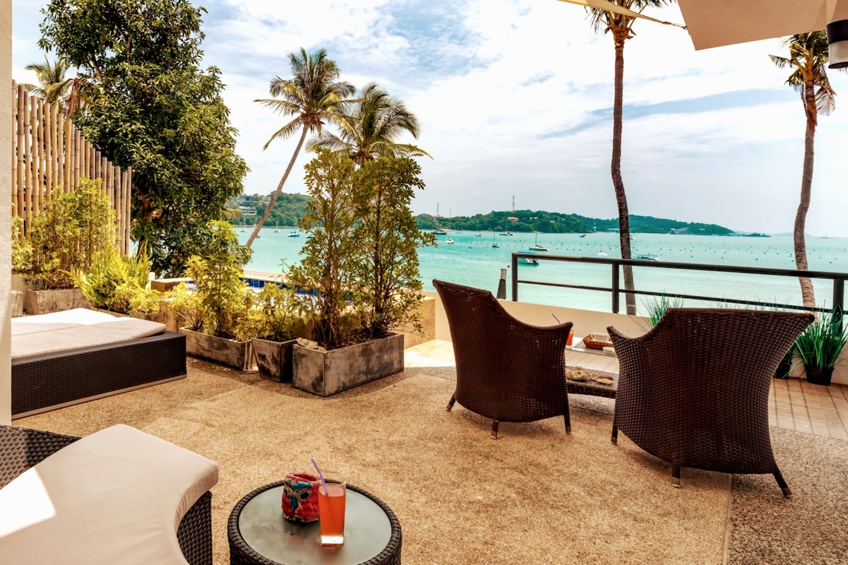 Suite with sauna and jacuzzi on tranquil beach