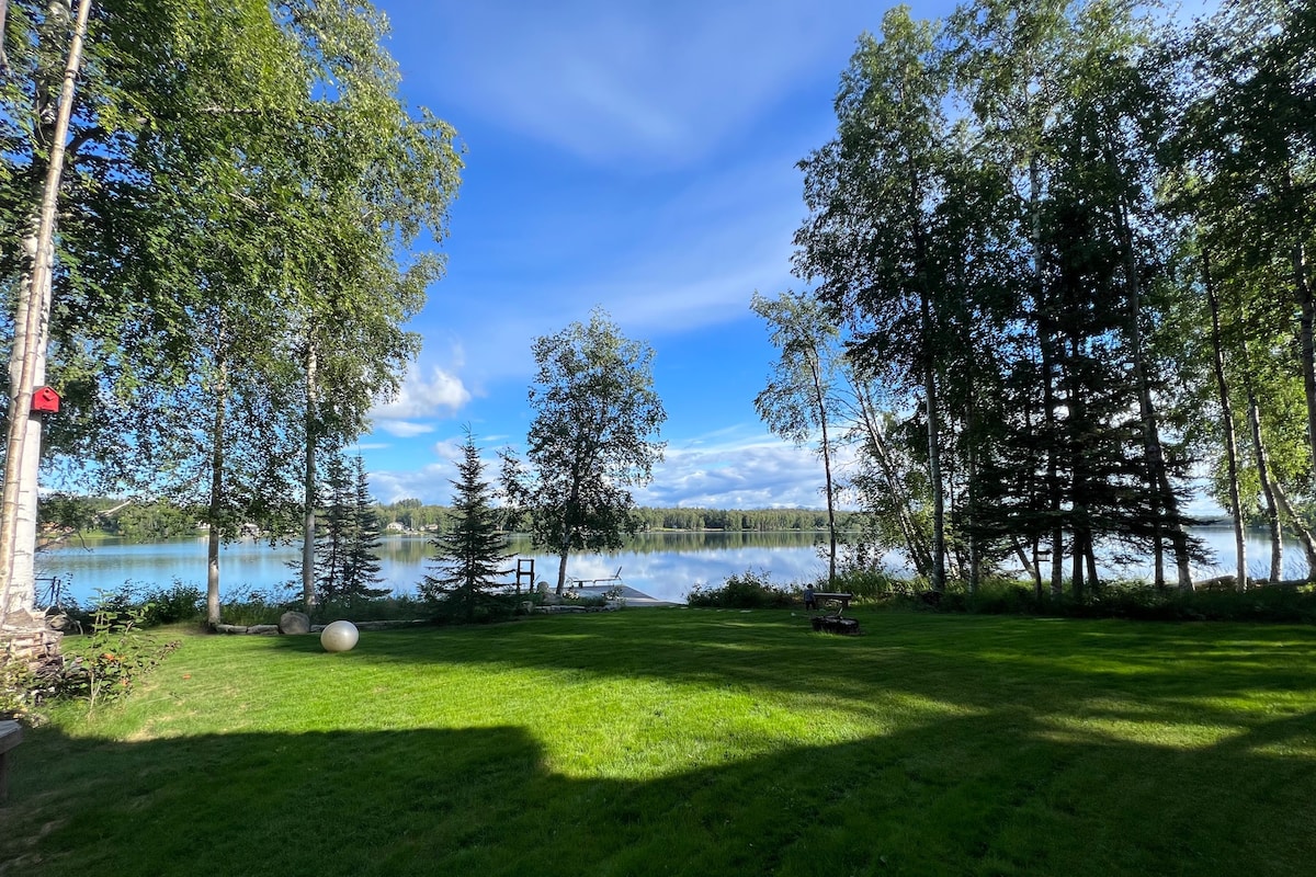 Gorgeous Lakefront Bed & Breakfast w/ Kitchen