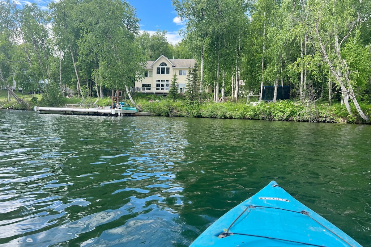 Gorgeous Lakefront Bed & Breakfast w/ Kitchen