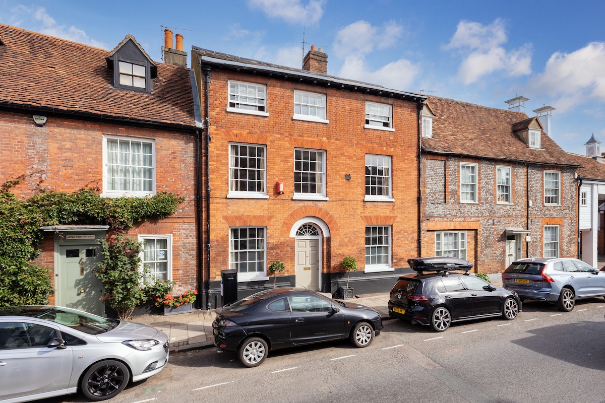 Central Henley House with Parking