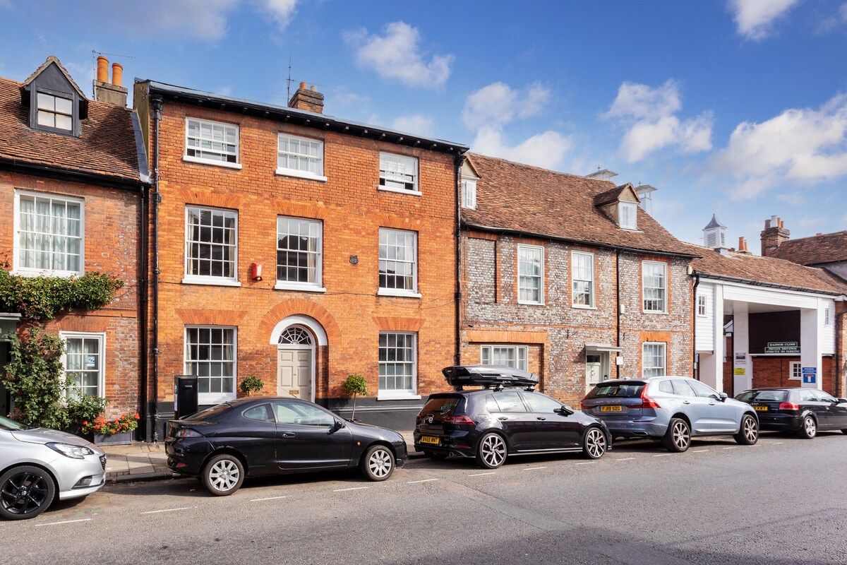 Central Henley House with Parking