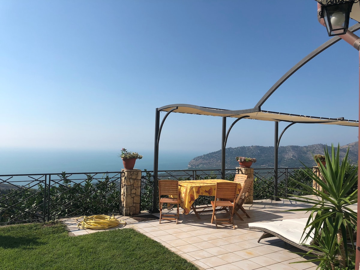 Summer cottage with view and pool