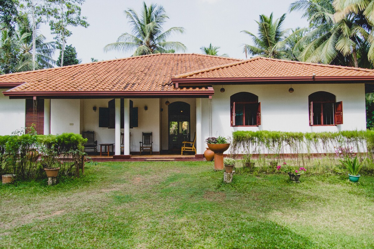 Coconut Treehouse- Villa near Unawatuna beach.