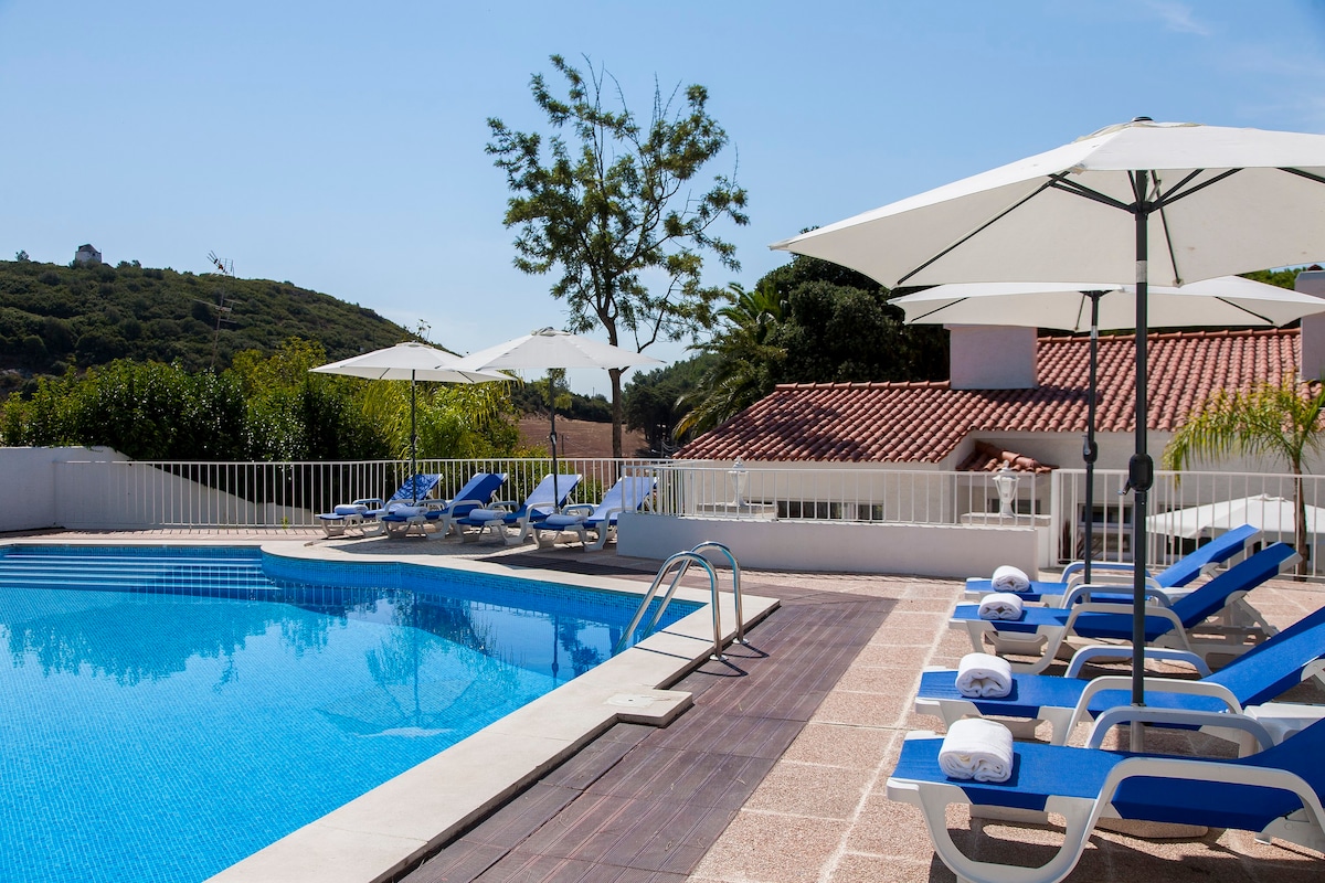 Luxury Villa, Sesimbra. Amazing Pool.Near the Sea